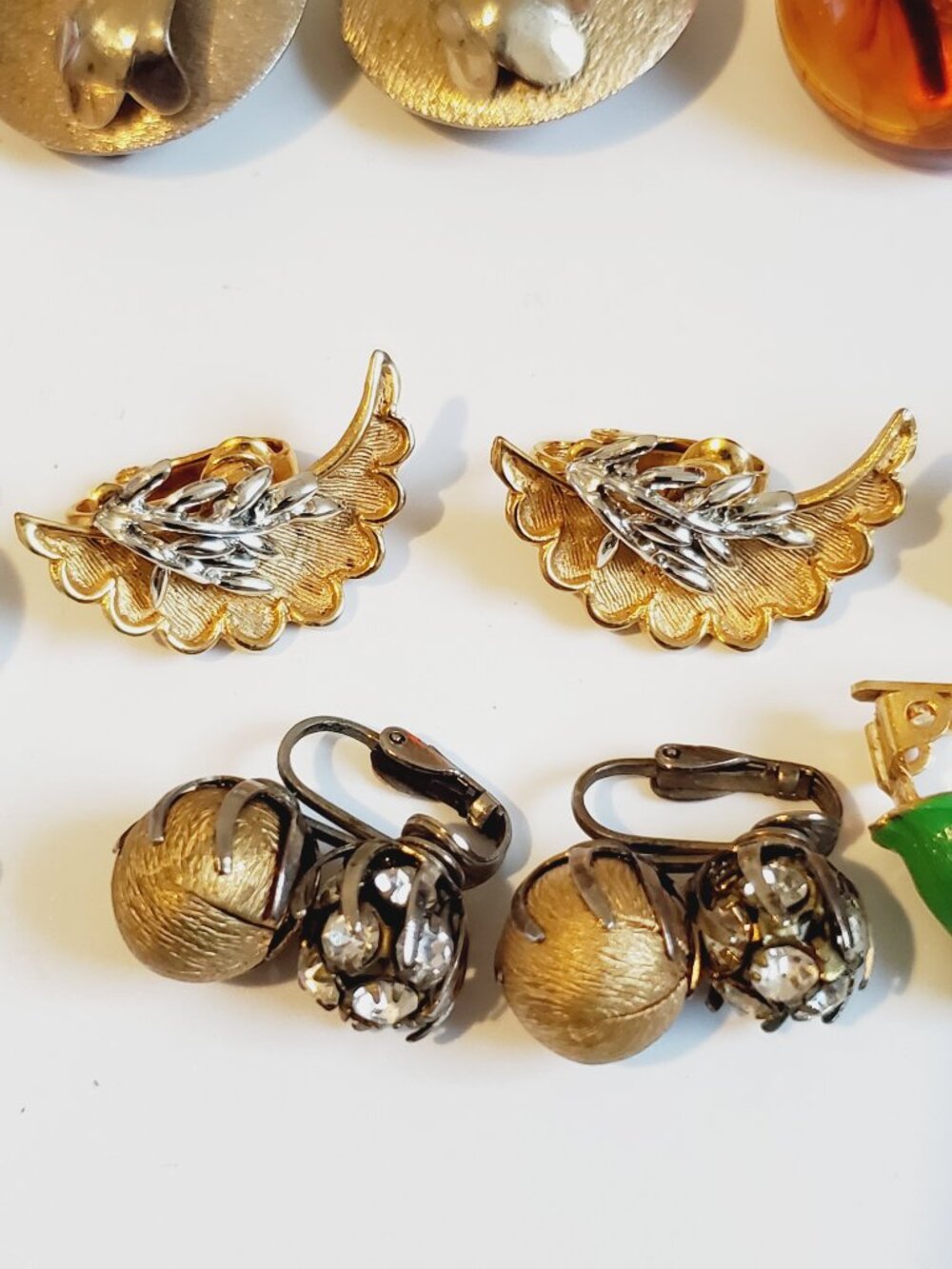 28 Pair of clip on Earrings , items # B-1002-1029, . wt. 289 grams. - Picture 9 of 16